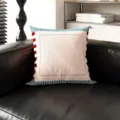 Cojín decorativo con borde de rayas colocado en sofá de cuero negro vista detallada - Doble Cara 35x35cm (Funda Sin Relleno) / Rojo y Blanco