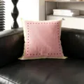 Nahaufnahme eines dekorativen Dopamin-Kissen mit rosa Mitte und gelbem Rand auf dem Sofa. - Beeren-Punkt-Rahmen