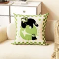 Vue détaillée d'un coussin chat noir sur canapé, tissu doux et confortable pour salon. - Chat Noir Étoile Verte