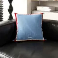 Detailansicht des bunten quadratischen Sofakissens im Dopamin-Stil mit rot-blauem Design. - Flacher Meeresrahmen