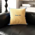 Dekoratives quadratisches Kissen mit gelber Mitte und blauem Rand für modernes Sofa. - Guten Tag Rahmen