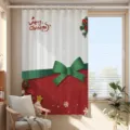 Détail de rideau occultant de Noël avec design rouge blanc nœud vert et flocons neige. - Cartoon de Noël 10CL