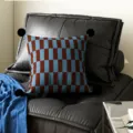 Cojin cuadrado a cuadros azul y marron con pompones negros para decoracion de sofa - Doble Cara 35x35cm (Funda Sin Relleno) / Cubo de Hielo Pompón Negro