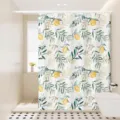 Detalle de la cortina de ducha con patrón de limón fresco y textura de tela impermeable. - Fragancia Floral 06
