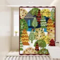 Gedetailleerd uitzicht op kleurrijk bos huis patroon douchegordijn in moderne badkamer. - [Enkel Gordijn] Breedte 80x Hoogte 180 + Haken + Tiebacks / Kleurrijke Cartoon Bos 02