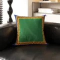 Primer plano detallado del cojín decorativo de estilo Bauhaus con un diseño geométrico llamativo. - 35x35cm Sin Núcleo / Borde Esmeralda