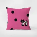 Vista dettagliata del cuscino quadrato rosa con pois neri e un grazioso design di gatto. - Stampa Bifacciale 35x35cm (Copertura Senza Imbottitura) / Stile Gatto 3