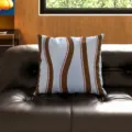 Vista detallada del cojín decorativo geométrico retro con diseño de rayas onduladas para sofá. - 35x35cm (Solo Funda) / Meandro Gris Verde