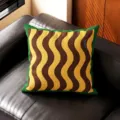 Vista detallada del cojin geometrico retro con patron ondulado y borde verde en el sofa. - Doble Cara 35x35cm (Funda Sin Relleno) / Onda Oro Marrón