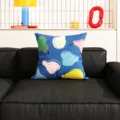 Dopamin bunte Birnenmuster Kissen Präsentation auf schwarzem Ledersofa im modernen Wohnzimmer Detail - Welle Blau Birne
