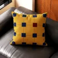 Cojín decorativo geométrico retro, tela amarilla con cuadrados azules y rojos para sofá. - Doble Cara 35x35cm (Funda Sin Relleno) / Corte Marrón Dorado