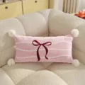 Detalle de cojín lumbar rosa, tela de terciopelo suave con lazo y pompones esponjosos. - Patrón de Doble Cara 30x50cm (Fundas Sin Relleno) / Rectángulo Largo Lazo Onda Rosa