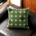 Vista detallada de la tela y textura del cojín con patrón geométrico verde retro americano. - Doble Cara 35x35cm (Funda Sin Relleno) / Verde Oscuro