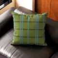Cojín decorativo geométrico verde con patrón de cuadros azules y marrones en un sofá. - Doble Cara 35x35cm (Funda Sin Relleno) / Verde Pino