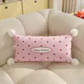 Cojín decorativo rectangular de lunares rosas con pompones esponjosos para sofá y cama - Patrón de Doble Cara 30x50cm (Fundas Sin Relleno) / Rectángulo Largo de Lunares Rosas