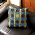 Vista de detalle de cojín geométrico retro, funda de almohada decorativa azul para sofá hogar. - Doble Cara 35x35cm (Funda Sin Relleno) / Oro Marrón