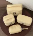 Gelbes Kosmetiktasche Set mit großer Kapazität tragbare Reise Make-up Organizer Tasche. - 4-Teiliges Spar-Spielzeugset / Gelb