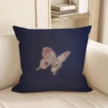 Primer plano del cojín decorativo azul oscuro con detalle de patrón de mariposa rosa. - Estampado de Doble Cara 35x35cm (Fundas Sin Relleno) / Mariposa de Sueño 04