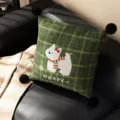 Primer plano detallado del cojín a cuadros verdes con lindo perro blanco y pompones. - Doble Cara 35x35cm (Funda Sin Relleno) / Terciopelo Blanco Oeste Pompon Negro
