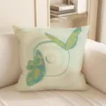 Detailansicht des weichen Zierkissens mit elegantem Aquarell-Schmetterlingsmuster. - Traumschmetterling 05