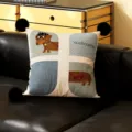 Primo piano dettagliato del simpatico cuscino decorativo bassotto con pon-pon in salotto. - 35x35cm Solo Federa / Flurry Blu Pompon Nero