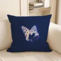 Dunkelblaue Zierkissen mit abstrakten weißen Schmetterlingsmustern für modernes Wohnzimmersofa. - Traumschmetterling 07