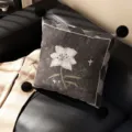 Cojín decorativo cuadrado con borlas y estampado floral para sofá y decoración del hogar - Doble Cara 35x35cm (Funda Sin Relleno) / Flor Blanca Sola Pompon Negro