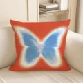 Rotes Zierkissen im Ins-Stil mit leuchtendem blauen Schmetterlingsmuster fuer das Sofa. - Traumschmetterling 09