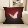 Detailansicht des ästhetischen, leuchtenden Schmetterlingskissens auf dem neuen Sofa. - Traumschmetterling 14