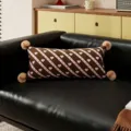 Cuscino lungo marrone con strisce rosa e cuori e pon pon soffici per divano elegante. - 30x50cm (Solo federa) / Cuore Diagonale Marrone