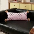Cuscino decorativo rettangolare rosa con pois marroni e pon pon angolari per il divano. - 30x50cm (Solo federa) / Marrone Rosa
