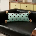 Cuscino lombare a pois verde menta con pon pon soffici, morbido cuscino da divano per arredamento camera. - 30x50cm (Solo federa) / Marrone Verde