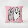 Primo piano di federa rosa con design di coppia di coniglietti di peluche cartone animato per divano. - Coniglio riccio 5
