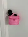 Detailansicht der rosa gestreiften Kosmetiktasche mit praktischem Griff und kompakter Form. - S / Rosa Streifen Klein