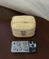 Gelbe Kosmetiktasche Detailansicht mit tragbarem Make-up-Organizer und Reißverschluss. - Quadratisch / Gelb