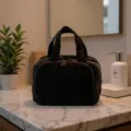 Schwarze gepolsterte Kosmetiktasche mit grossem Fassungsvermögen und praktischen Reißverschlussfächern. - Erweitert Schwarz-Doppelöffnung Wolke Tasche