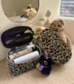 Leopardenmuster Kosmetiktasche Detailansicht mit geräumigem Stauraum und praktischen Fächern. - Leopardenmuster - Rechteckig mit Griff