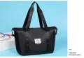 Große schwarze Reisetasche, wasserdichte Sporttasche und Freizeittasche für Damen und Herren. - Verbesserter Unten Erweitbarer Nass-Trocken-Trennung / Schwarz