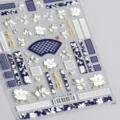 Feuille d'autocollants pour ongles style chinois avec fleurs blanches et accents dorés. - TS-002 Lanruoting