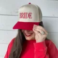 Gorra de beisbol bordada Bride, sombrero de sol ajustable elegante para fiesta de boda y eventos. - Novia (BRIDE) / Bloques de color