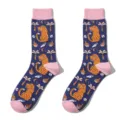 Primo piano di calzini in maglia alla moda con motivi giocosi di leopardi e piante tropicali. - Stile Stampa Leopardo Ed Elementi Tropicali (A1188)