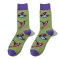Vista dettagliata di calzini in cotone verde con motivo di colibrì colorato e dettagli viola. - Stile Stampa Colibrì E Contrasto Viola (A1189)