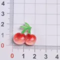 Primer plano de abalorio cereza de resina, fruta roja brillante con hojas para decoración DIY. - GW702-018