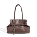 Bolso de hombro de cuero marrón, elegante bolso de axila commuter con solapa y variante de cinturón. - Marrón