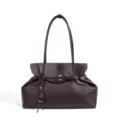 Bolso de hombro de cuero marrón oscuro, gran bolso minimalista con solapa y cierre metálico. - Café