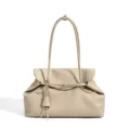 Bolso de hombro minimalista en piel beige con amplio interior y elegante diseño con solapa. - Caqui