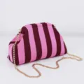 Vue détaillée du sac pochette tricoté à rayures roses et bordeaux avec chaîne dorée. - Rayé Rouge Foncé et Rose