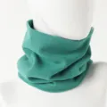 Groene gebreide nekwarmer detailopname, effen dubbellaagse winter fiets thermische colsjaal. - Groen