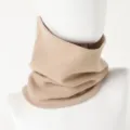 Gedetailleerd detail van effen gebreide nekwarmer, biedt heerlijke warmte en windbescherming. - Havermoutkleur