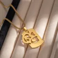 Collana con catena box in acciaio inossidabile dorato con ciondolo lettera traforato in dettaglio. - X966